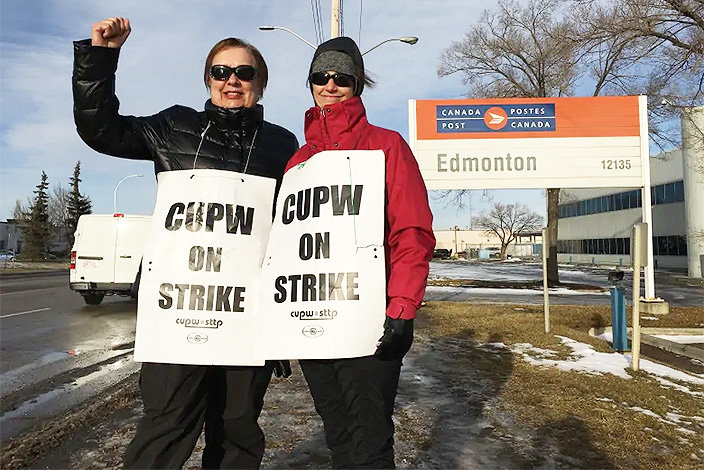 Canada Post workers in Edmonton remained on strike Monday as negotiations with the Crown Corporation stalled. (Emilio Avalos/CBC)