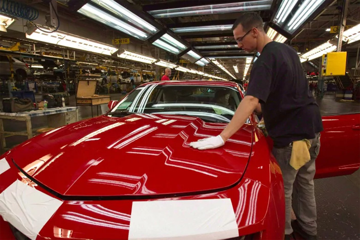 The GM plant in Oshawa losing production of the Camaro was a sign of trouble ahead, Charlotte Yates said. (Frank Gunn/Canadian Press)